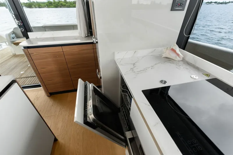 Slide: The Image of Absolute Navetta 64 2023 - 8232269