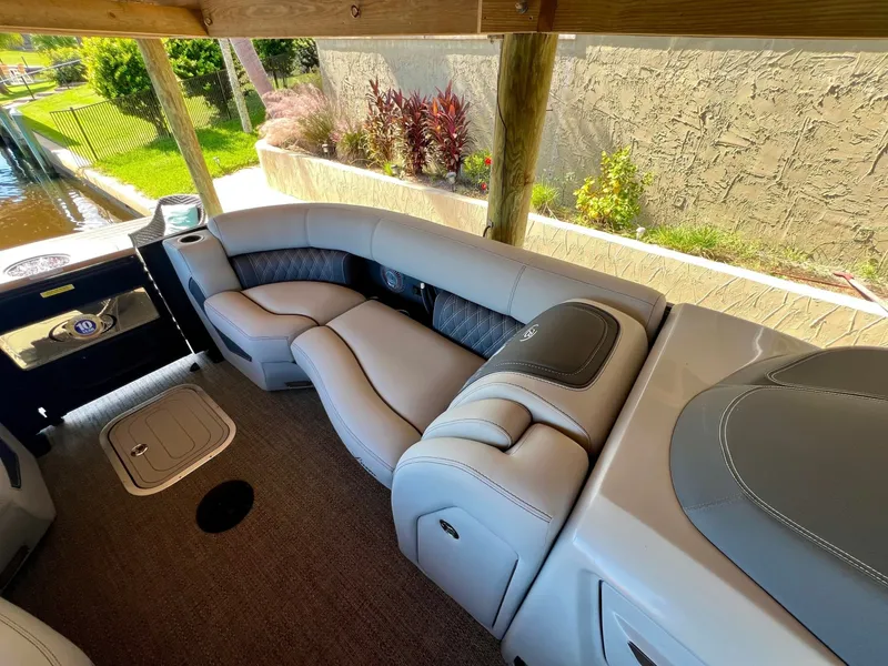 Slide: The Image of Barletta Lusso 23M 2025 - 8313429