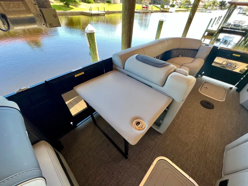 Slide: The Image of Barletta Lusso 23M 2025 - 8313435