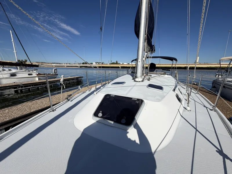 Slide: The Image of Catalina36 17 Exterior Foredeck - 8313778