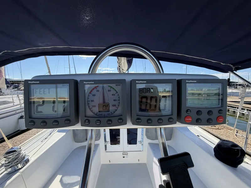 Slide: The Image of Catalina36 37 Helm Instruments Closeup - 8313756