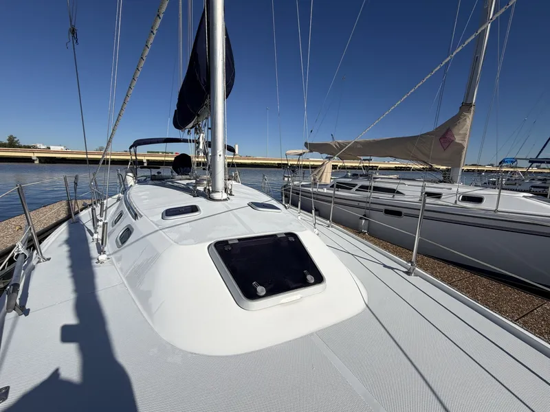 Slide: The Image of Catalina36 15 Exterior Foredeck - 8313780