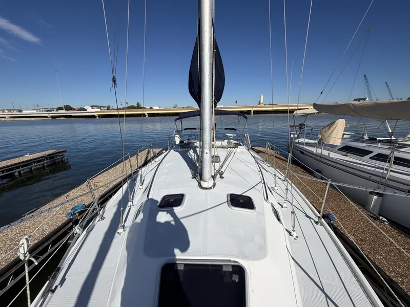 Slide: The Image of Catalina36 16 Exterior Foredeck - 8313779