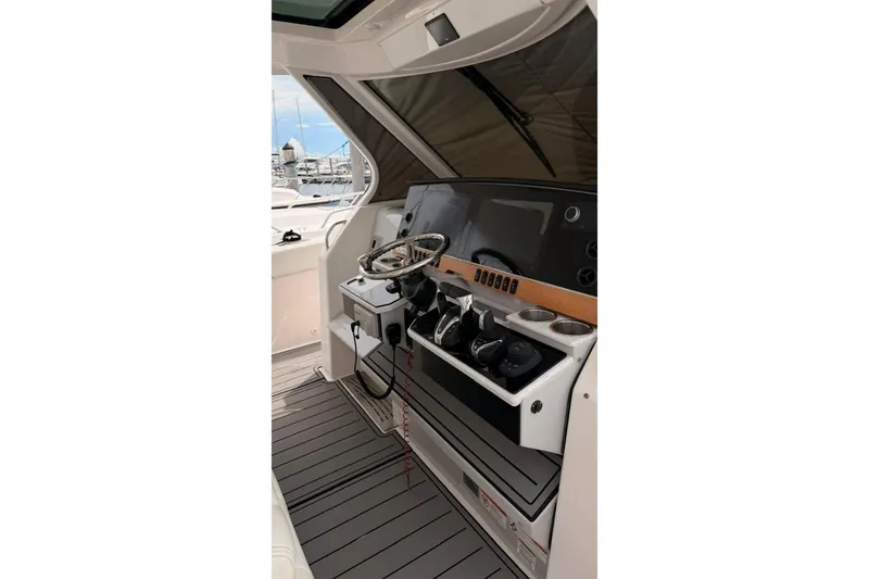 Slide: The Image of Regal 38 SAV 2020 - 8316726