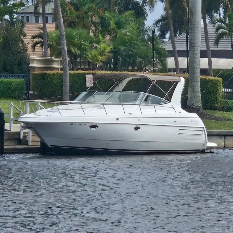 The Image of Cruisers 3575 Express 2000 - 8316989