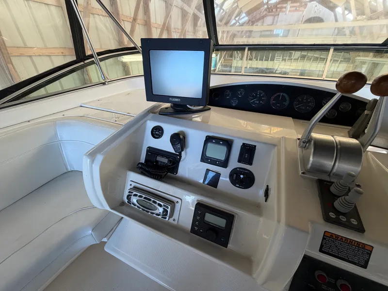 Slide: The Image of 2000 Bayliner 5288 Pilothouse Motoryacht - 8325154