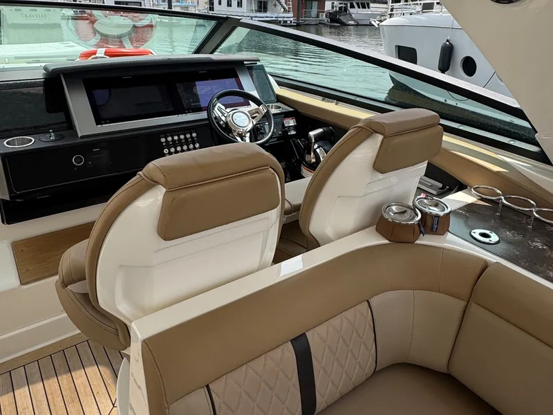 Slide: The Image of Sea Ray 40 2019 - 8330032