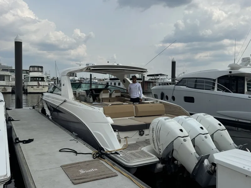 Slide: The Image of Sea Ray 40 2019 - 8330040