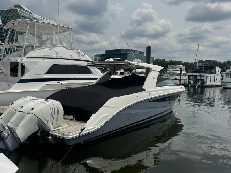 Slide: The Image of Sea Ray 40 2019 - 8330036