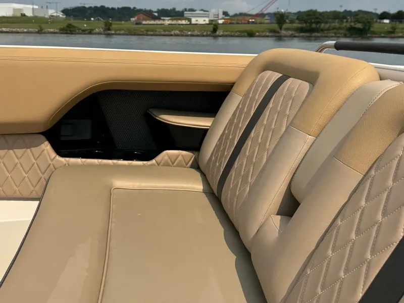 Slide: The Image of Sea Ray 40 2019 - 8330035
