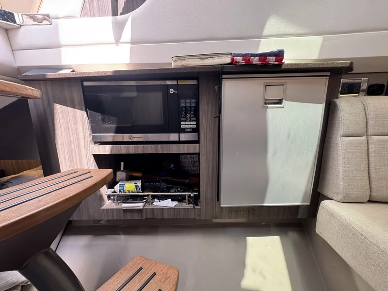 Slide: The Image of Sea Ray 40 2019 - 8330039