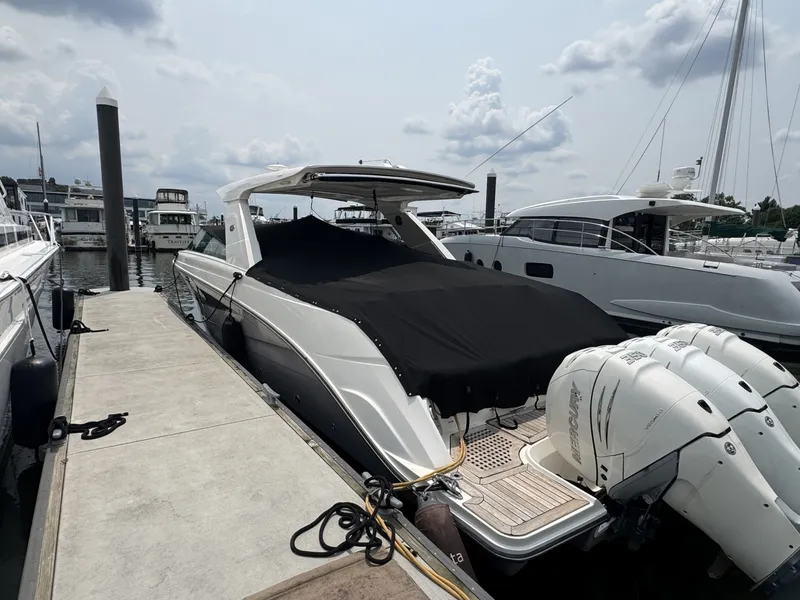Slide: The Image of Sea Ray 40 2019 - 8330037