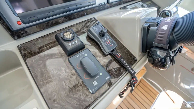 Slide: The Image of Sea Ray 580 Sundancer 2012 - 8331763