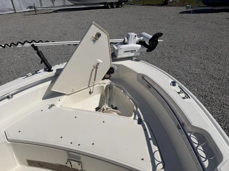 Slide: The Image of Boston Whaler 220 Dauntless 2022 - 8380970