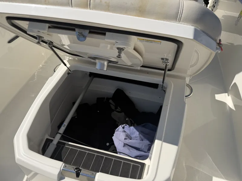 Slide: The Image of Boston Whaler 220 Dauntless 2022 - 8380780