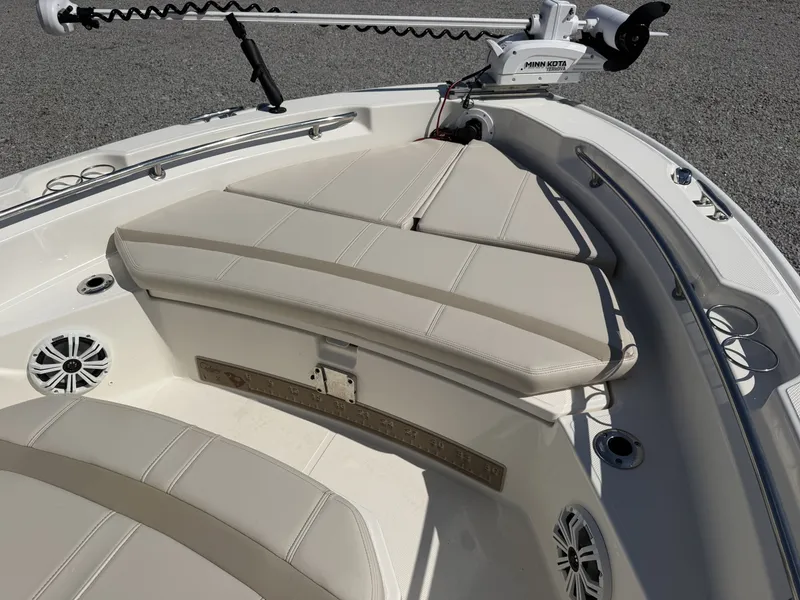 Slide: The Image of Boston Whaler 220 Dauntless 2022 - 8380127