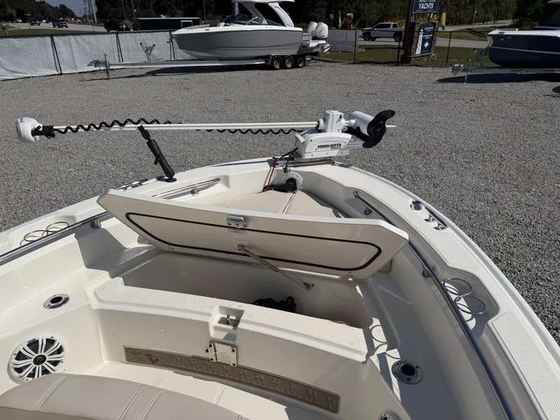 Slide: The Image of Boston Whaler 220 Dauntless 2022 - 8380930