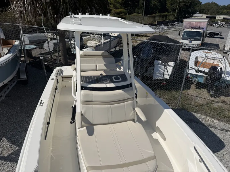 Slide: The Image of Boston Whaler 220 Dauntless 2022 - 8380585