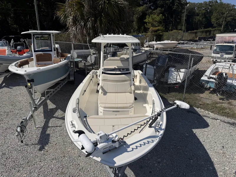 Slide: The Image of Boston Whaler 220 Dauntless 2022 - 8380192