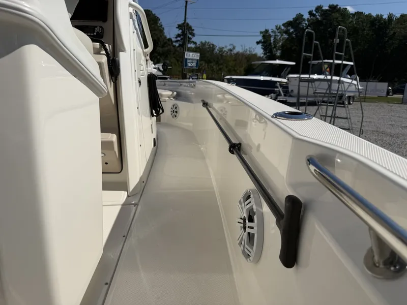 Slide: The Image of Boston Whaler 220 Dauntless 2022 - 8380068
