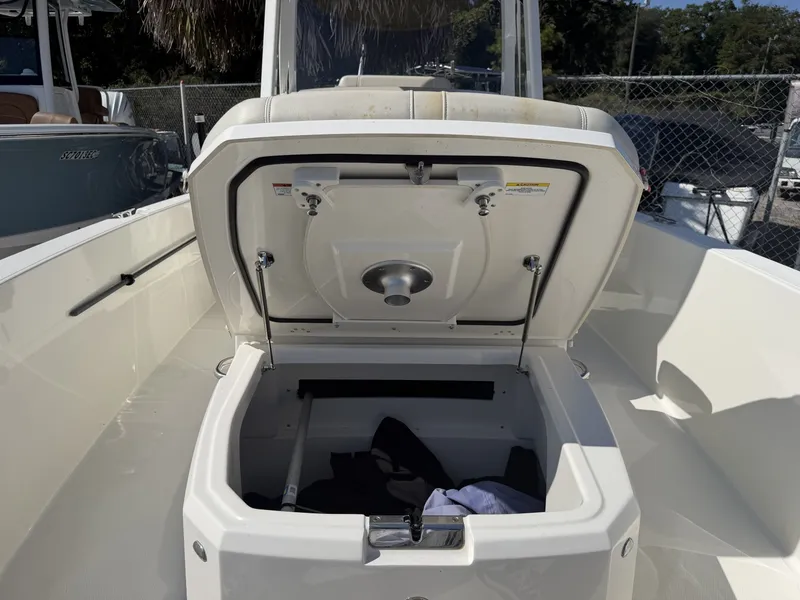 Slide: The Image of Boston Whaler 220 Dauntless 2022 - 8380718