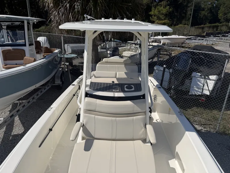 Slide: The Image of Boston Whaler 220 Dauntless 2022 - 8380542