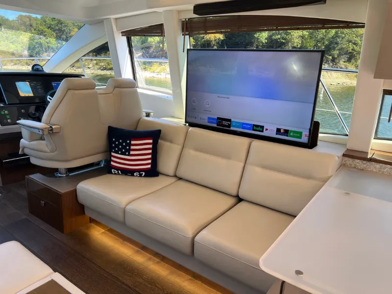 Slide: The Image of Sea Ray FLY 520 2018 - 8383174