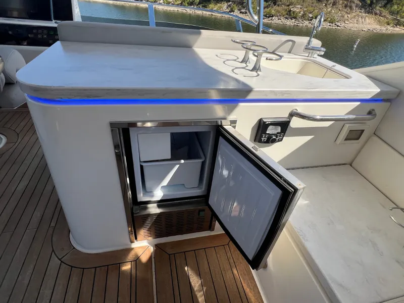 Slide: The Image of Sea Ray FLY 520 2018 - 8383144