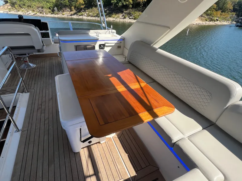 Slide: The Image of Sea Ray FLY 520 2018 - 8383143