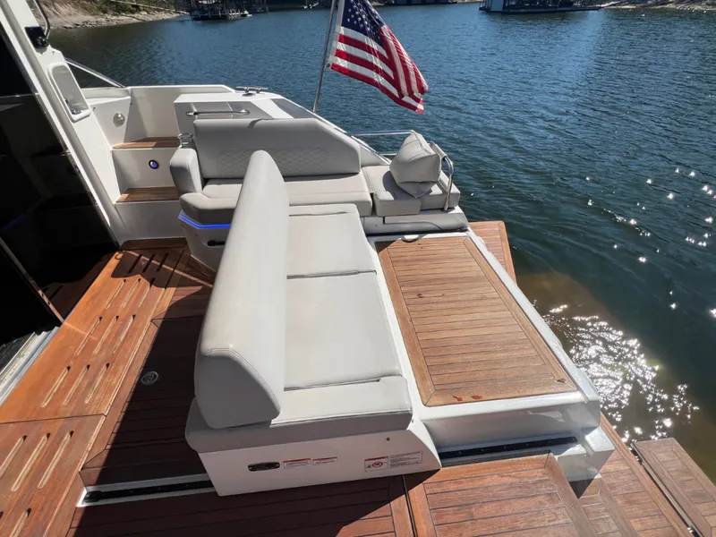 Slide: The Image of Sea Ray FLY 520 2018 - 8383136