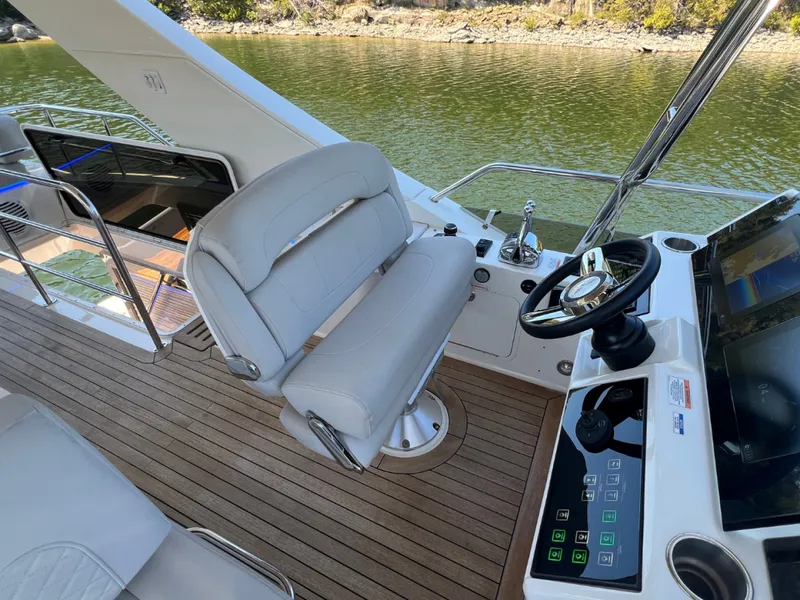 Slide: The Image of Sea Ray FLY 520 2018 - 8383152