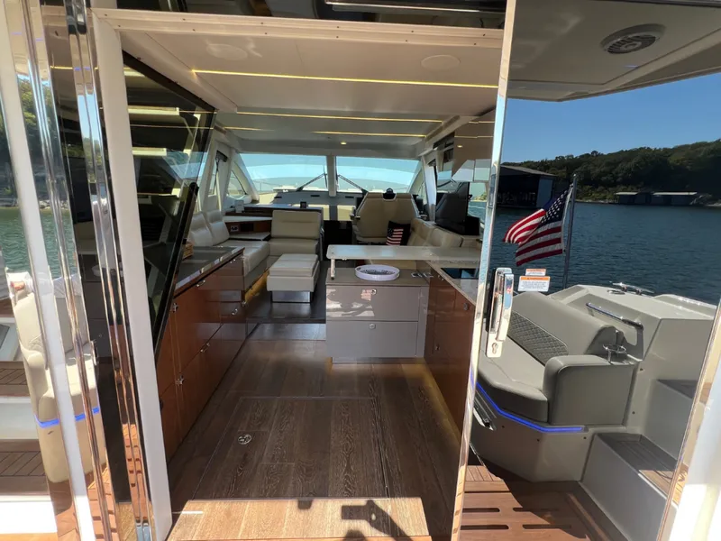 Slide: The Image of Sea Ray FLY 520 2018 - 8383166