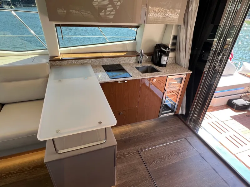Slide: The Image of Sea Ray FLY 520 2018 - 8383169
