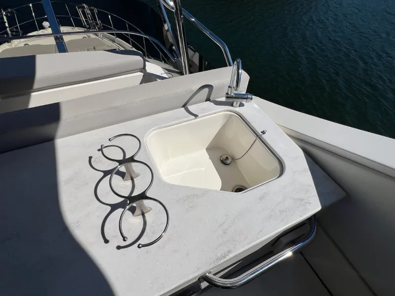Slide: The Image of Sea Ray FLY 520 2018 - 8383145