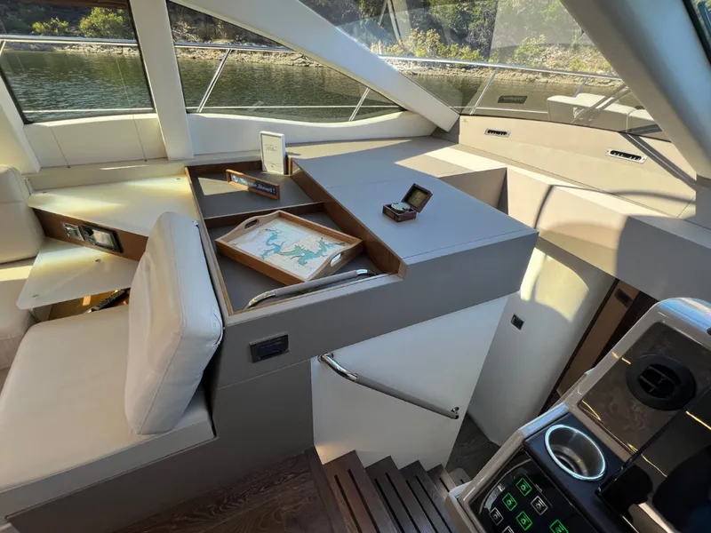Slide: The Image of Sea Ray FLY 520 2018 - 8383186