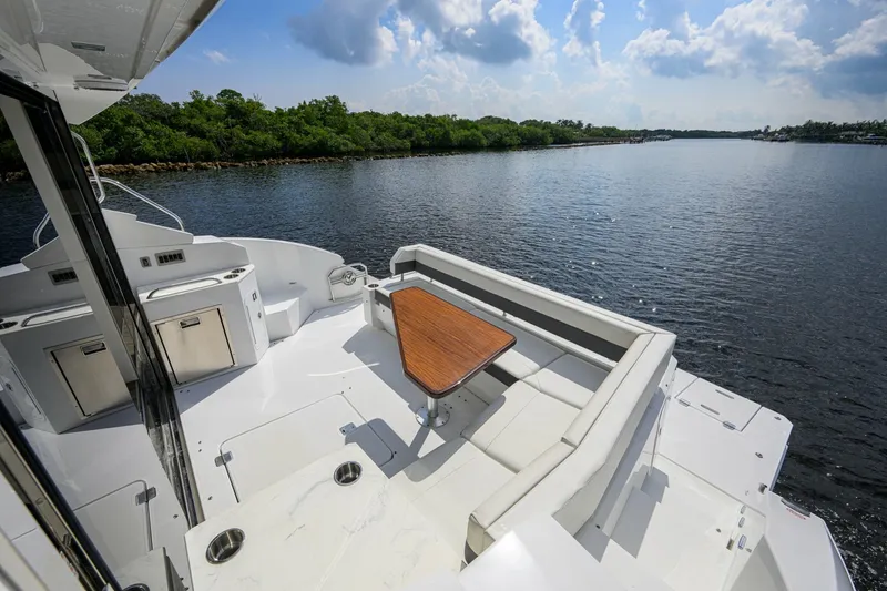 Slide: The Image of Cruisers Yachts 46 Cantius 2020 - 8391576
