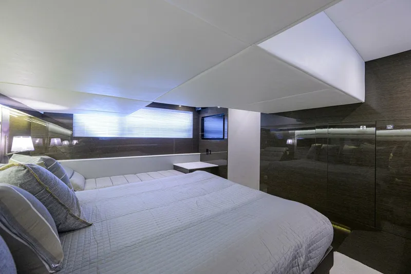Slide: The Image of Cruisers Yachts 46 Cantius 2020 - 8391564