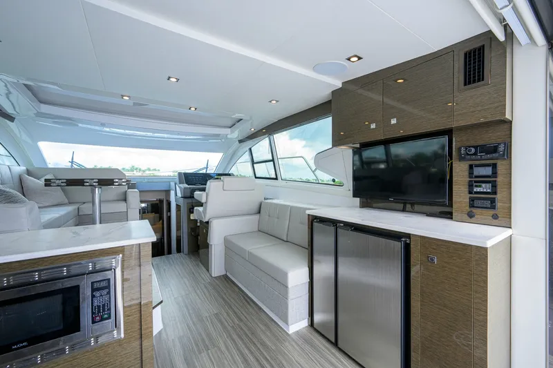 Slide: The Image of Cruisers Yachts 46 Cantius 2020 - 8391546