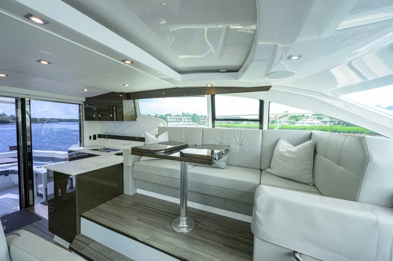 Slide: The Image of Cruisers Yachts 46 Cantius 2020 - 8391550