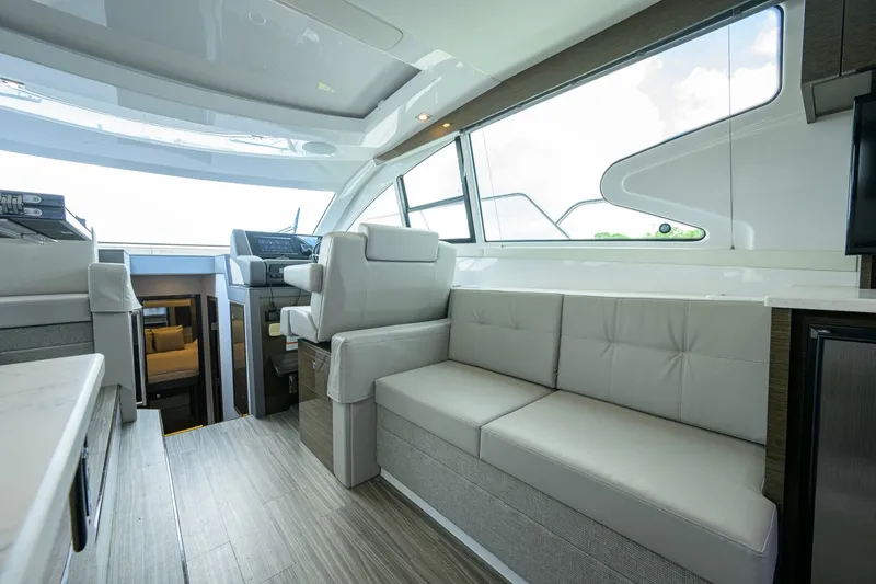 Slide: The Image of Cruisers Yachts 46 Cantius 2020 - 8391547