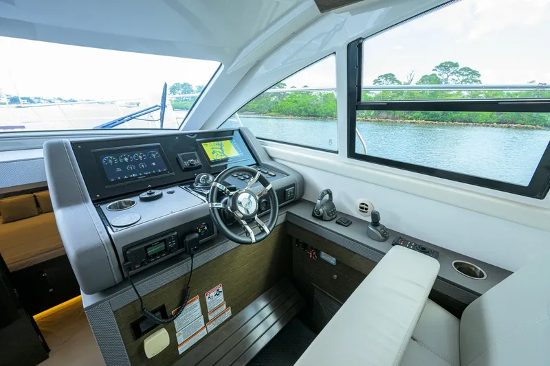 Slide: The Image of Cruisers Yachts 46 Cantius 2020 - 8391557