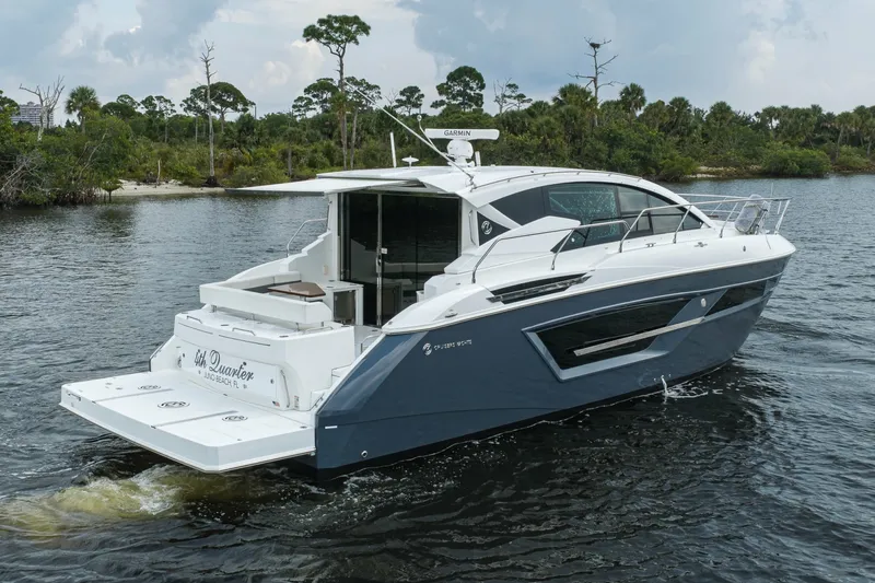 Slide: The Image of Cruisers Yachts 46 Cantius 2020 - 8391599