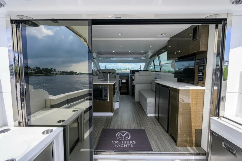 Slide: The Image of Cruisers Yachts 46 Cantius 2020 - 8391541