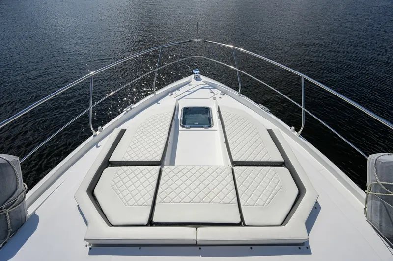 Slide: The Image of Cruisers Yachts 46 Cantius 2020 - 8391582