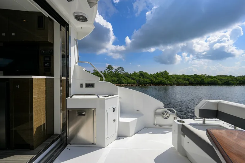 Slide: The Image of Cruisers Yachts 46 Cantius 2020 - 8391572