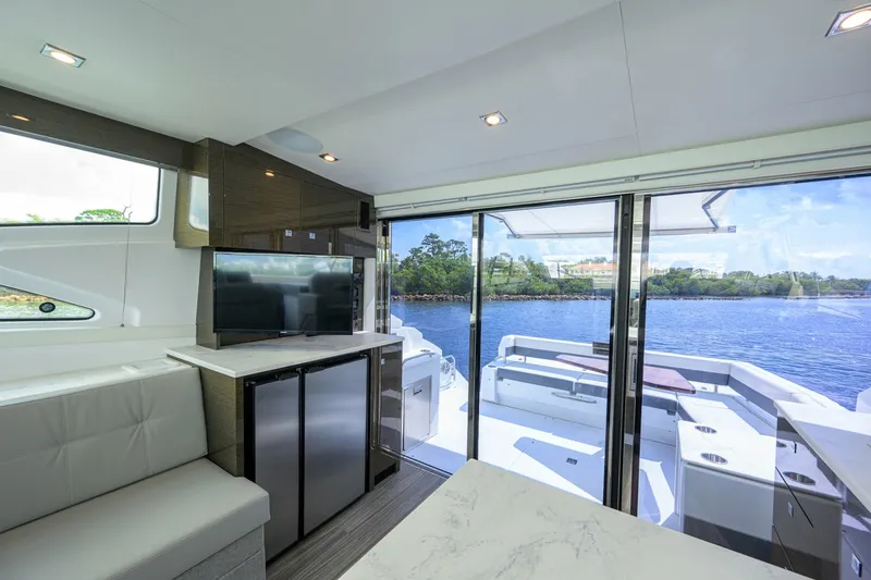 Slide: The Image of Cruisers Yachts 46 Cantius 2020 - 8391542