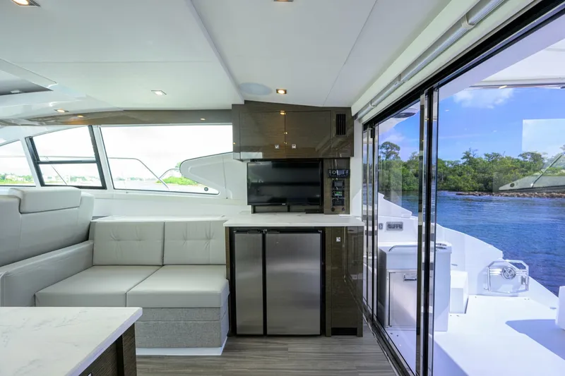 Slide: The Image of Cruisers Yachts 46 Cantius 2020 - 8391543