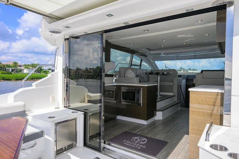 Slide: The Image of Cruisers Yachts 46 Cantius 2020 - 8391540