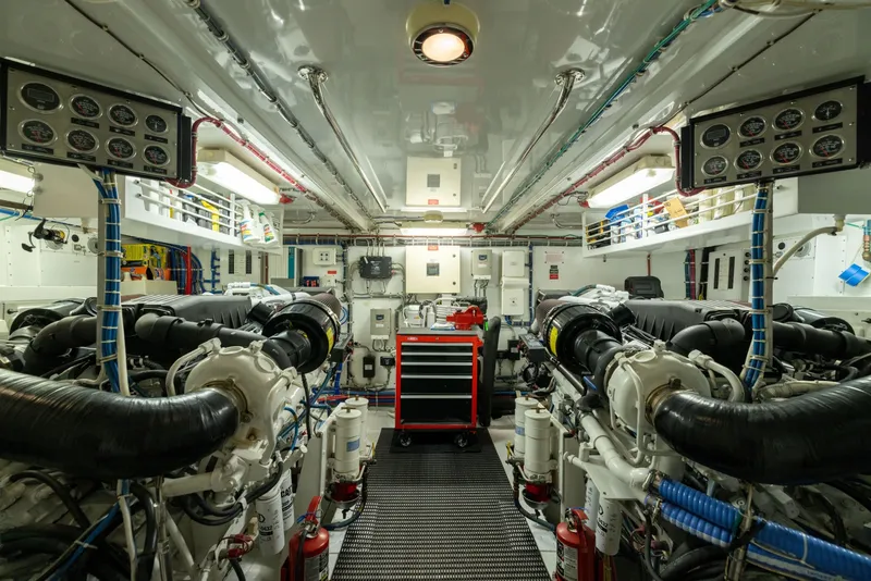 Slide: The Image of Hatteras 80 Motor Yacht 2005 - 8437184