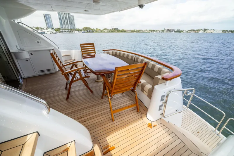 Slide: The Image of Hatteras 80 Motor Yacht 2005 - 8436985